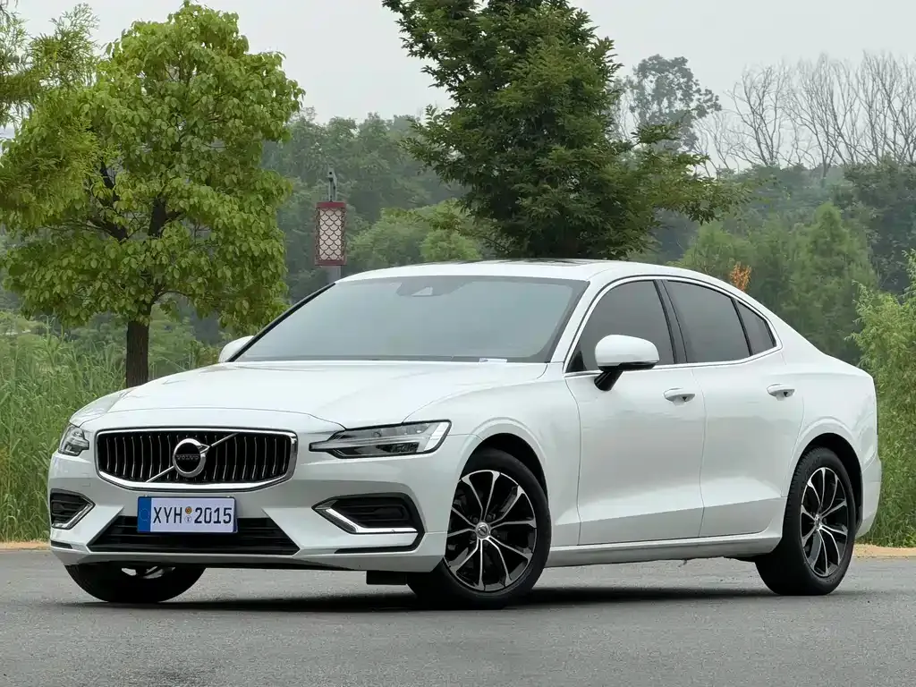 Volvo S60 — фото 1