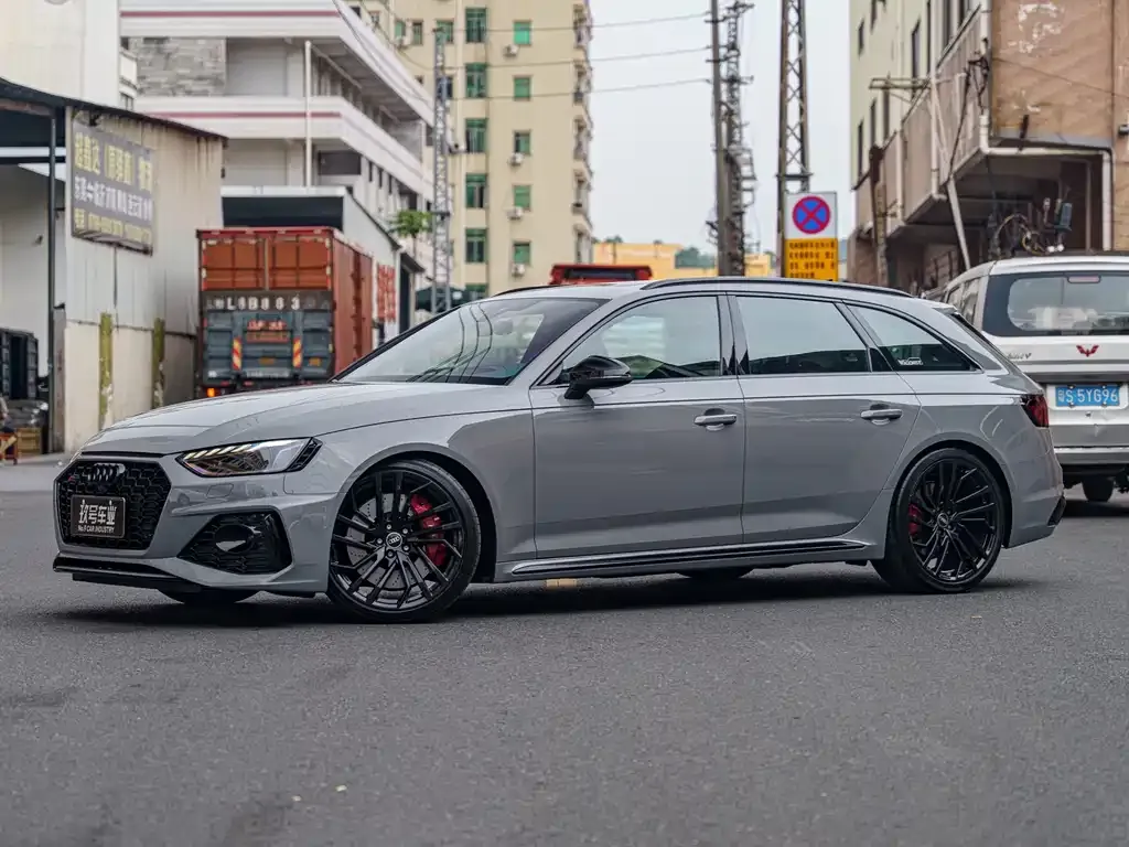Audi RS 4 — фото 1