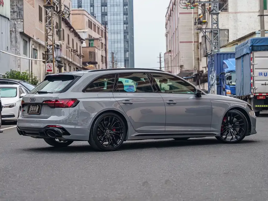 Audi RS 4 — фото 9