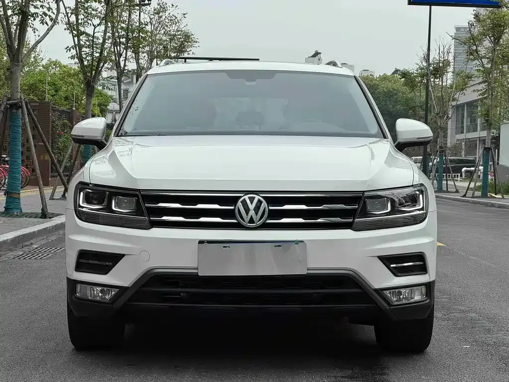 Volkswagen Tiguan L — фото 9