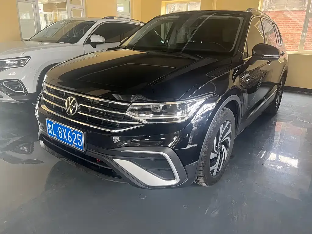 Volkswagen Tiguan L — фото 1