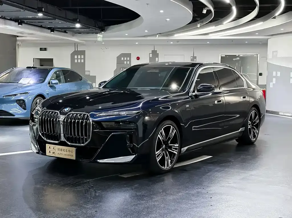 BMW i7 — фото 1