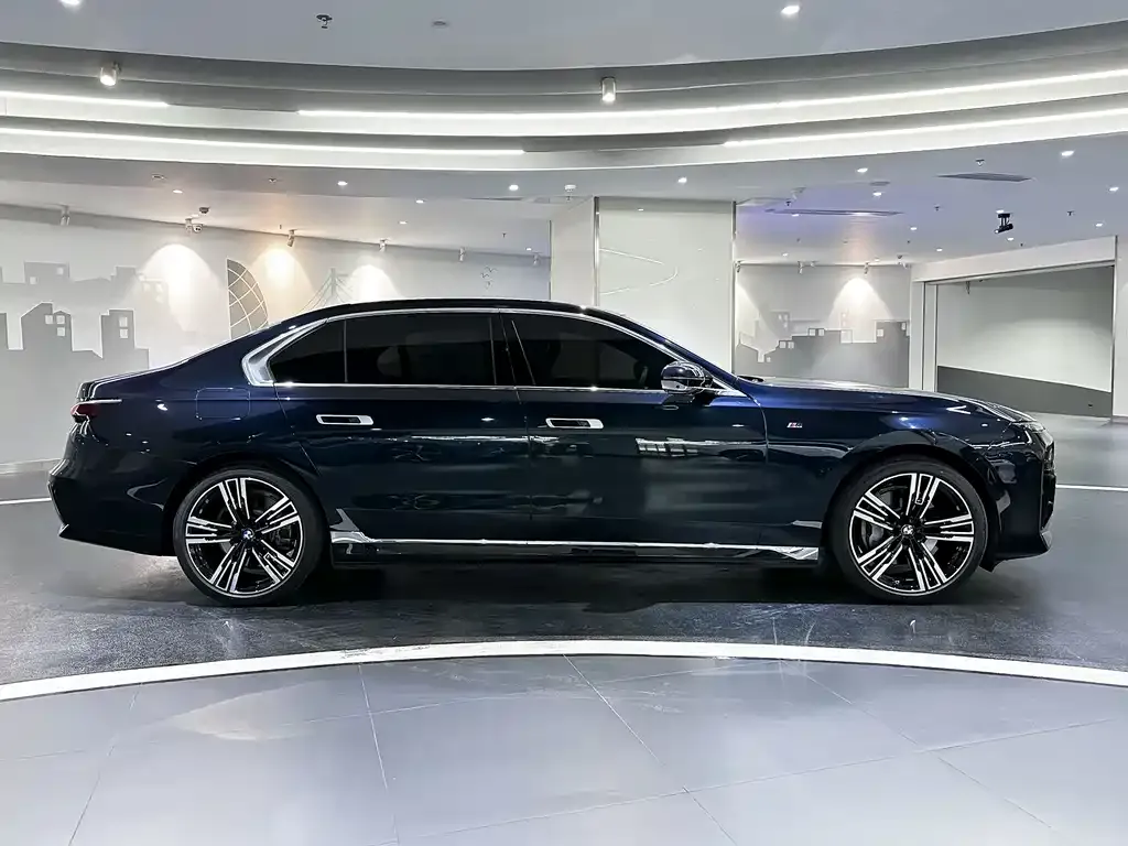 BMW i7 — фото 2
