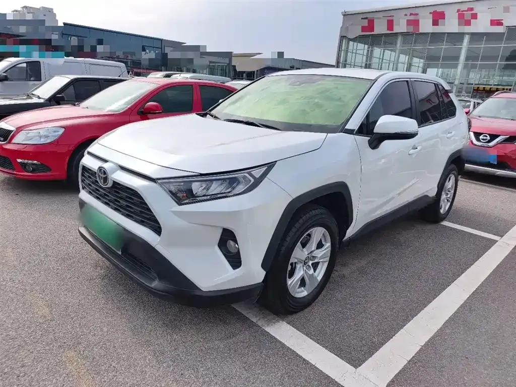 Toyota RAV4 — фото 1