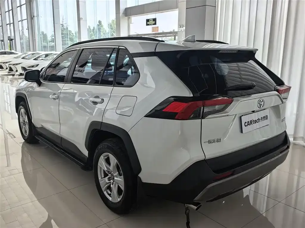 Toyota RAV4 — фото 2
