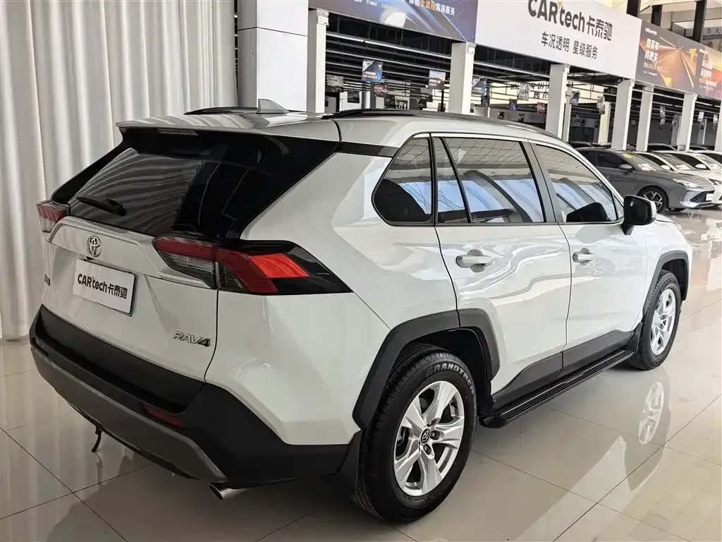 Toyota RAV4 — фото 5