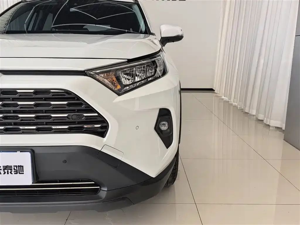 Toyota RAV4 — фото 4