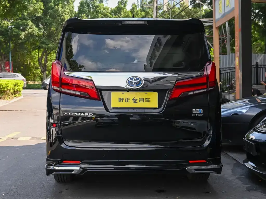 Toyota Alphard — фото 4