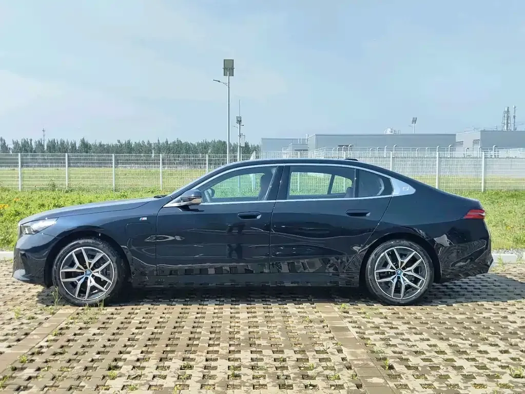 BMW i5 — фото 10