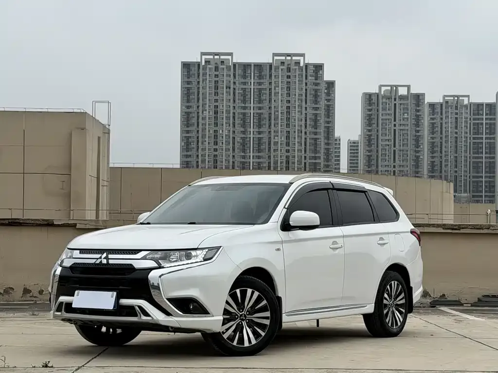 Mitsubishi Outlander — фото 1