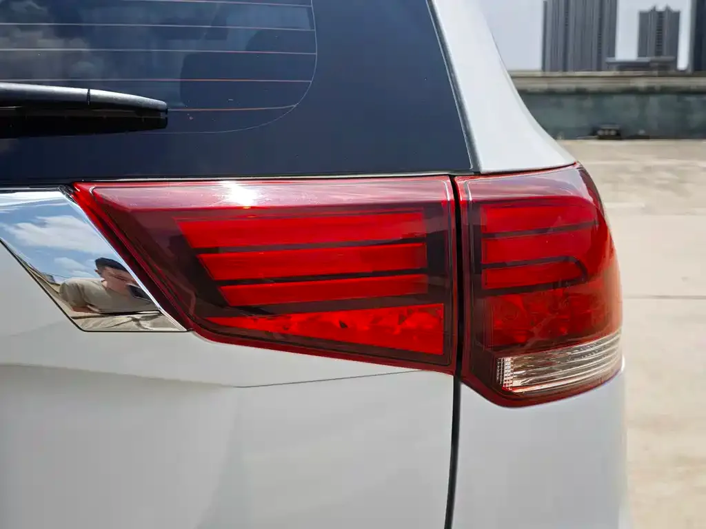 Mitsubishi Outlander — фото 7