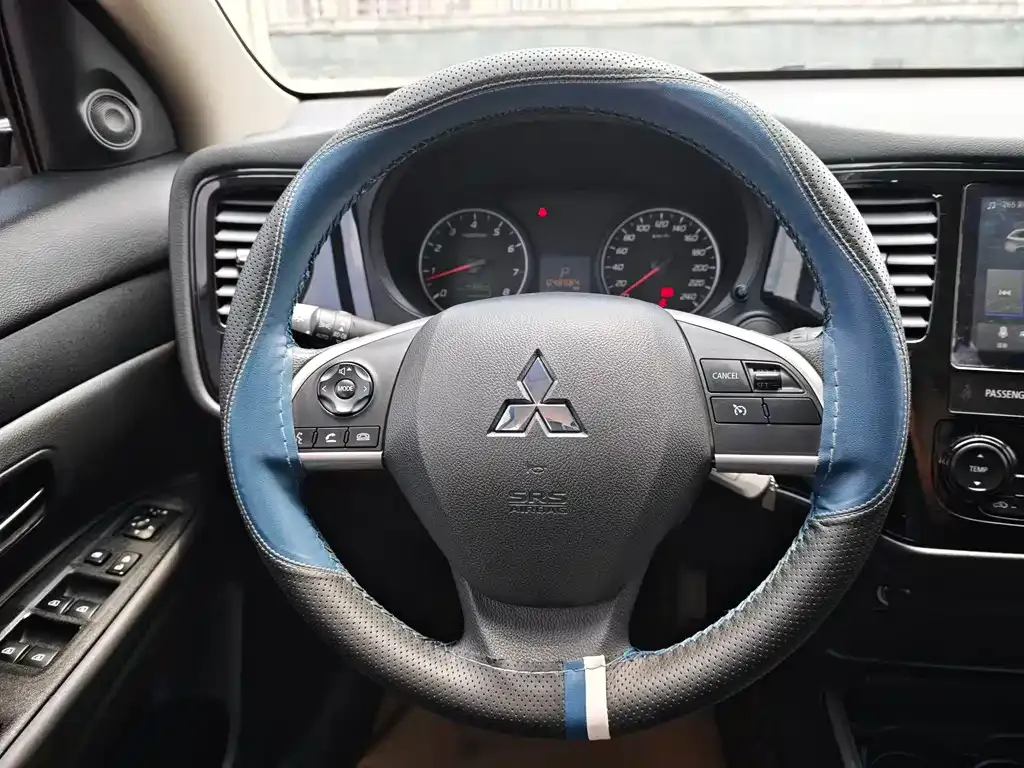 Mitsubishi Outlander — фото 4