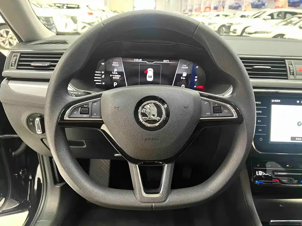 Skoda Superb — фото 8