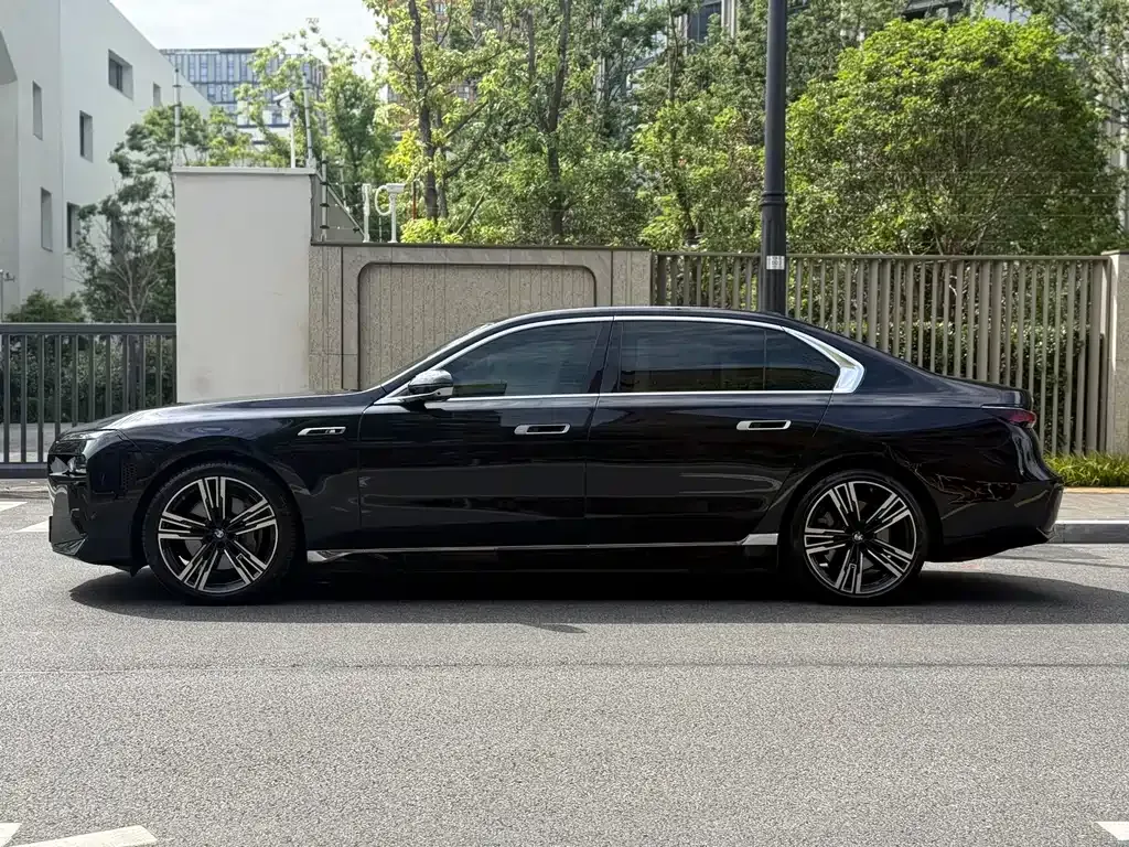 BMW i7 — фото 10