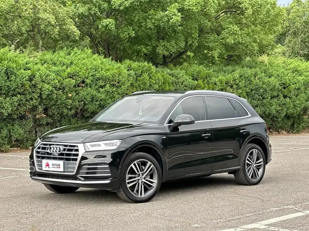 Audi Q5L — фото 1