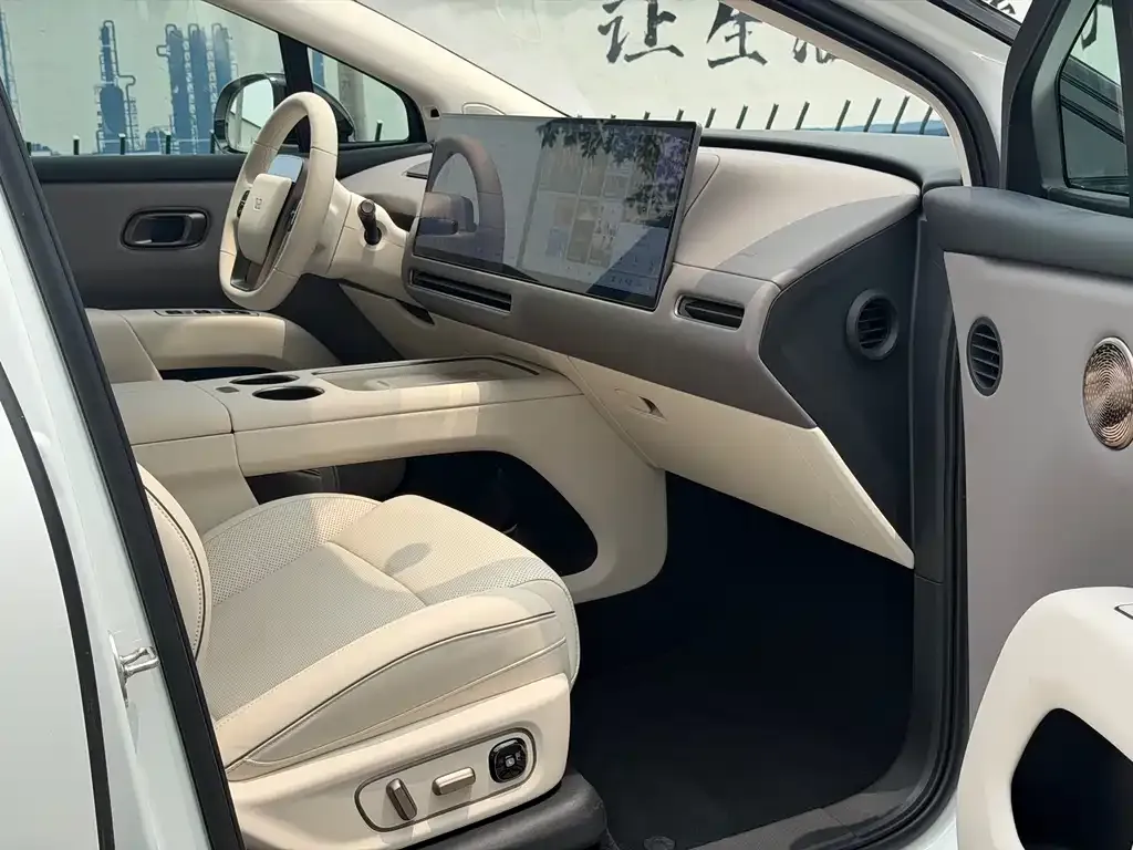 Li Auto i8 — фото 10