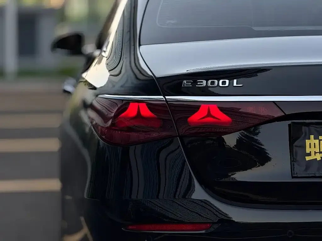 Mercedes-Benz E-Class — фото 2