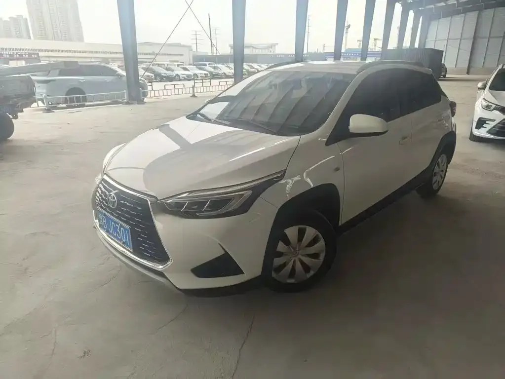 Toyota Yaris L — фото 1