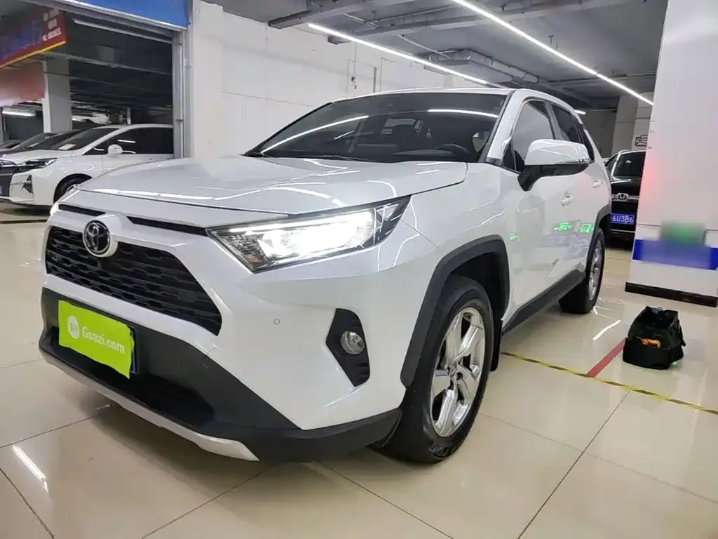 Toyota RAV4 — фото 1