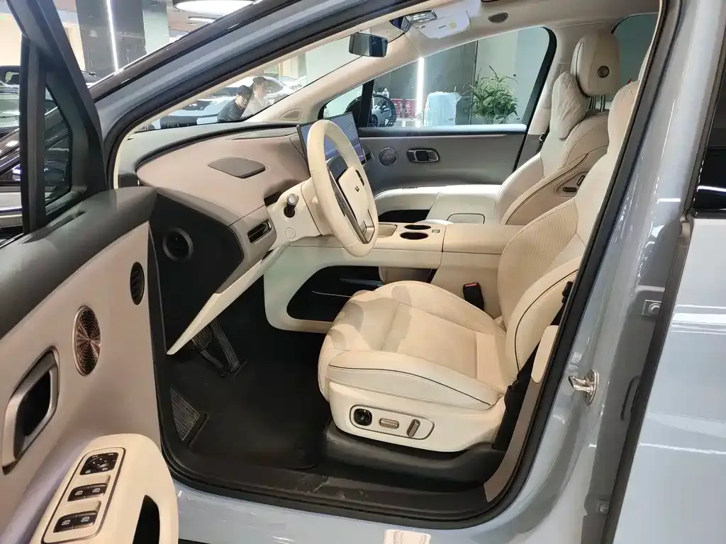 Li Auto i8 — фото 3