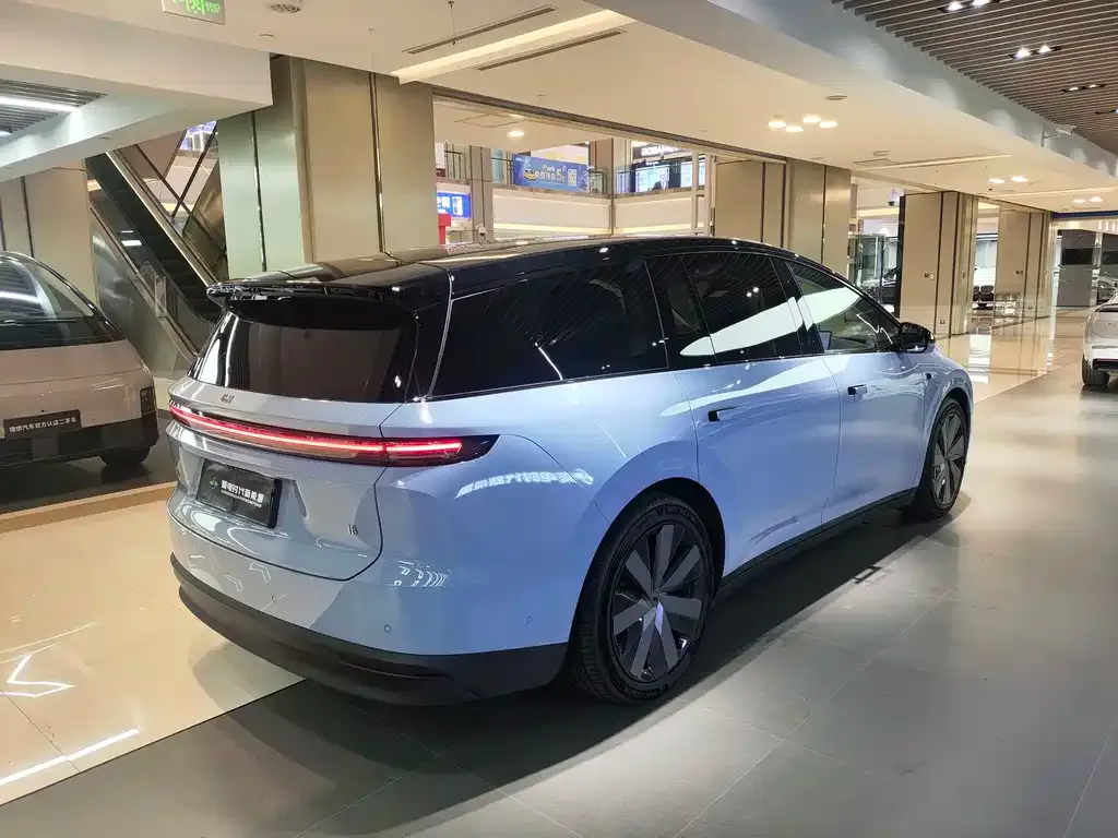 Li Auto i8 — фото 8