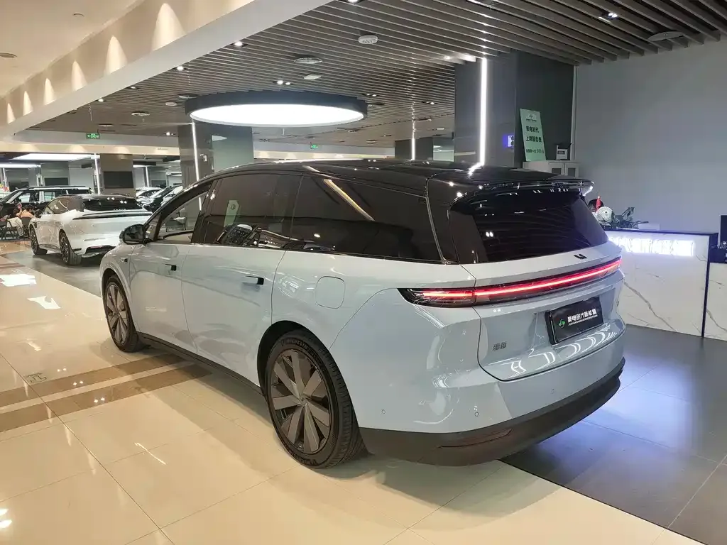Li Auto i8 — фото 7