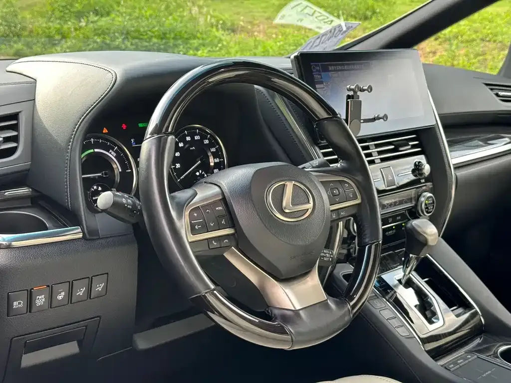 Lexus LM — фото 3