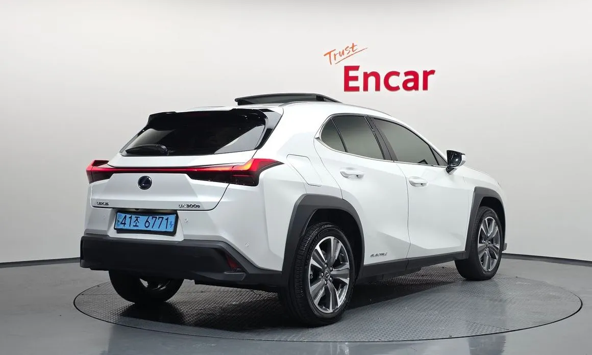Lexus UX — фото 2