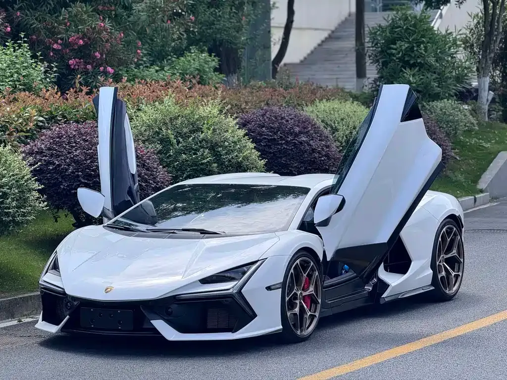 Lamborghini Revuelto — фото 1