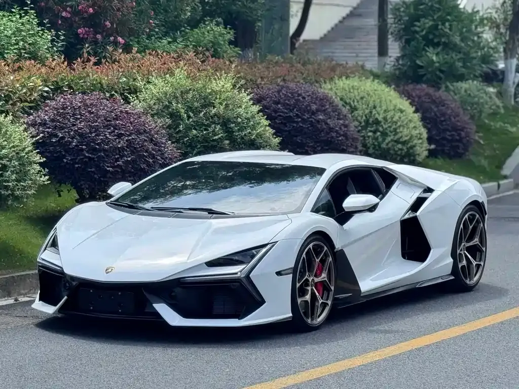 Lamborghini Revuelto — фото 10
