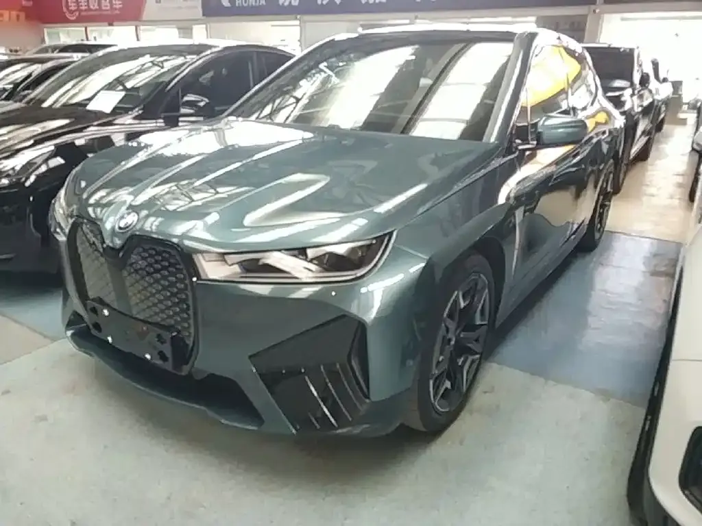 BMW iX — фото 1