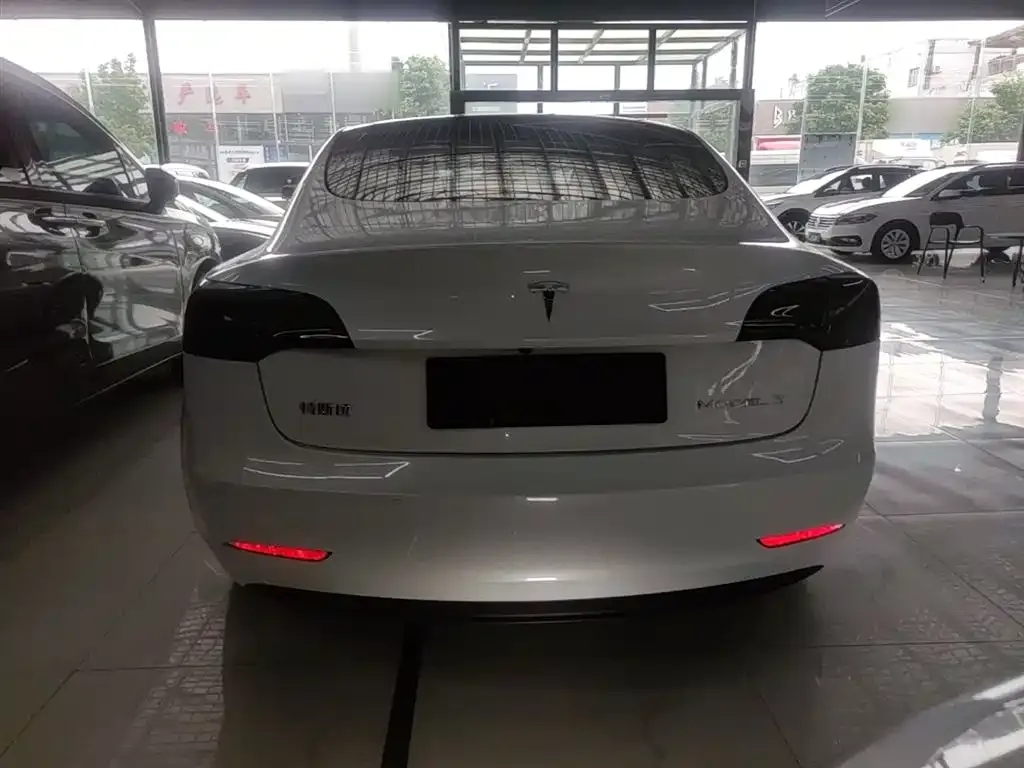 Tesla Model 3 — фото 9