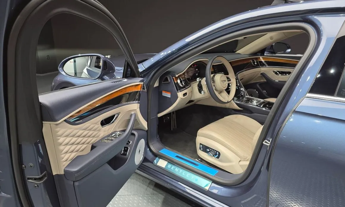Bentley Flying Spur — фото 8