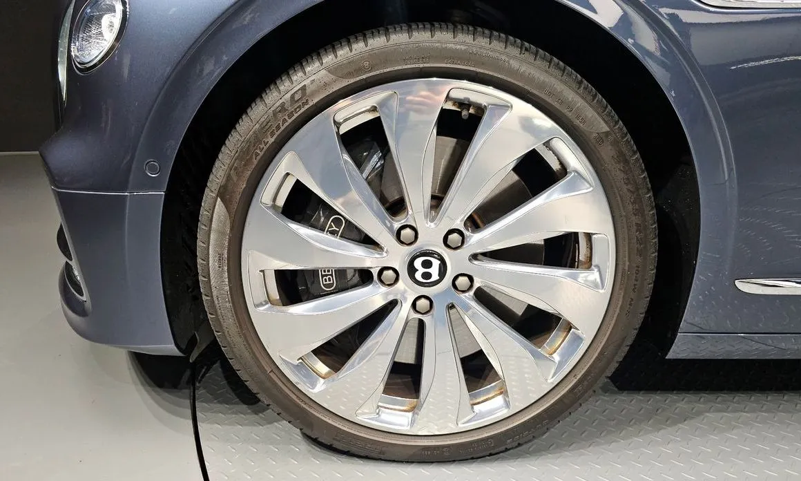Bentley Flying Spur — фото 5
