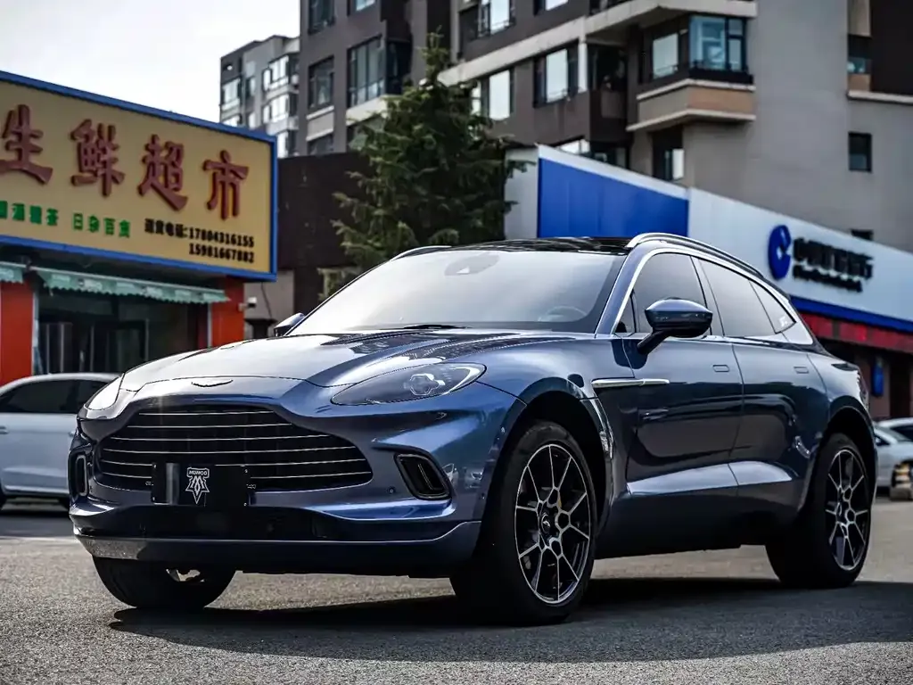 Aston Martin DBX — фото 1
