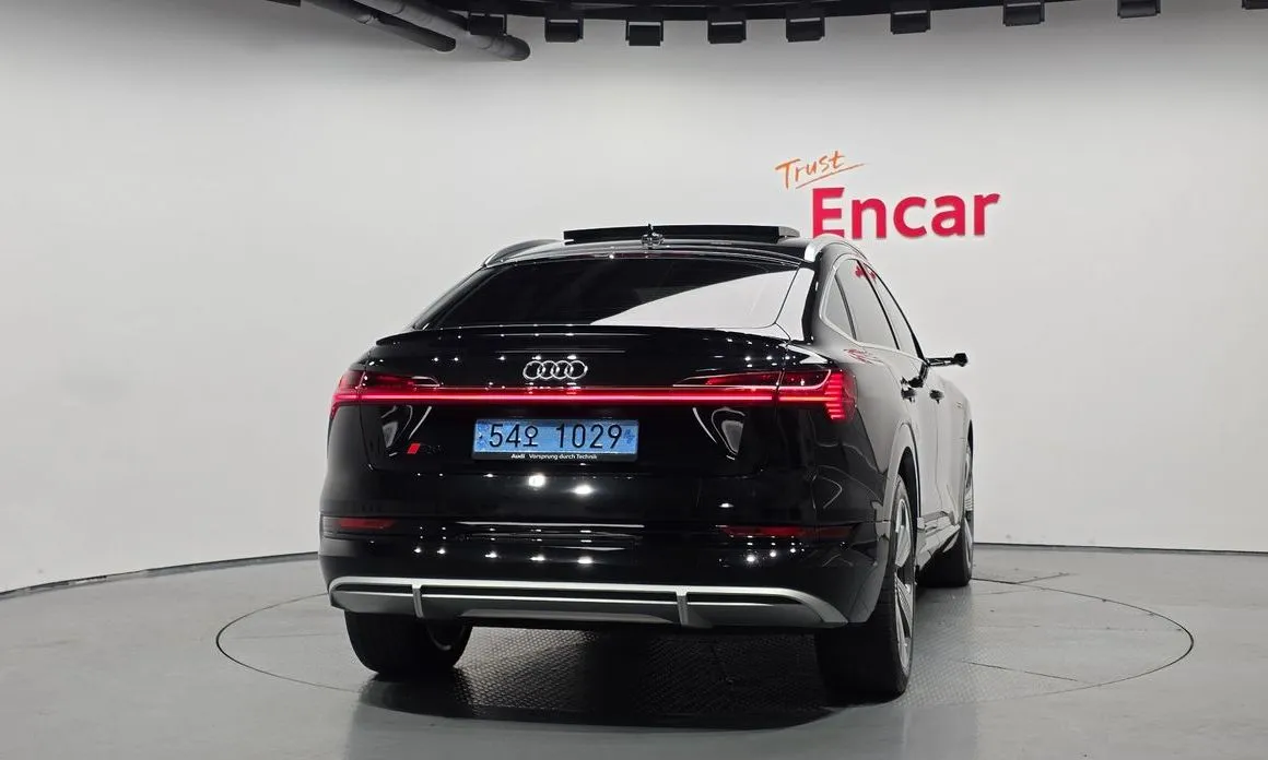 Audi e-tron — фото 4