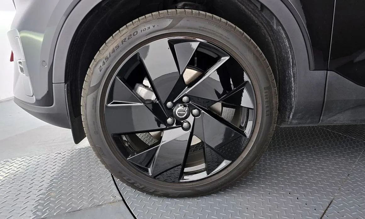 Volvo XC40 — фото 10