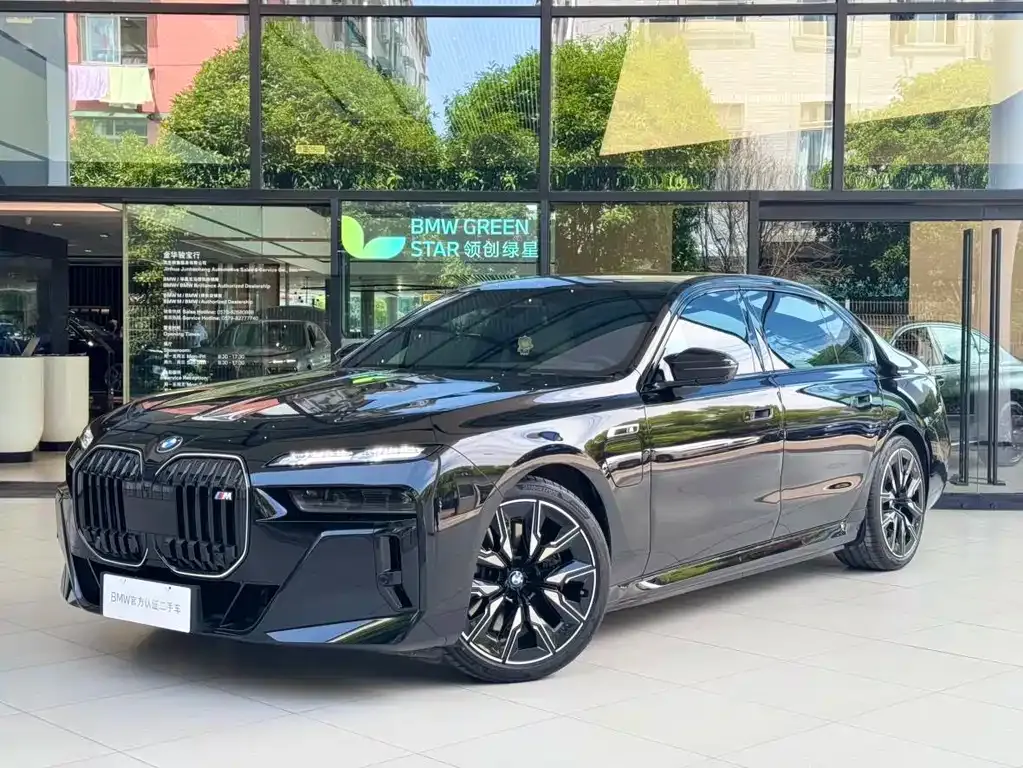 BMW i7 M70L — фото 1
