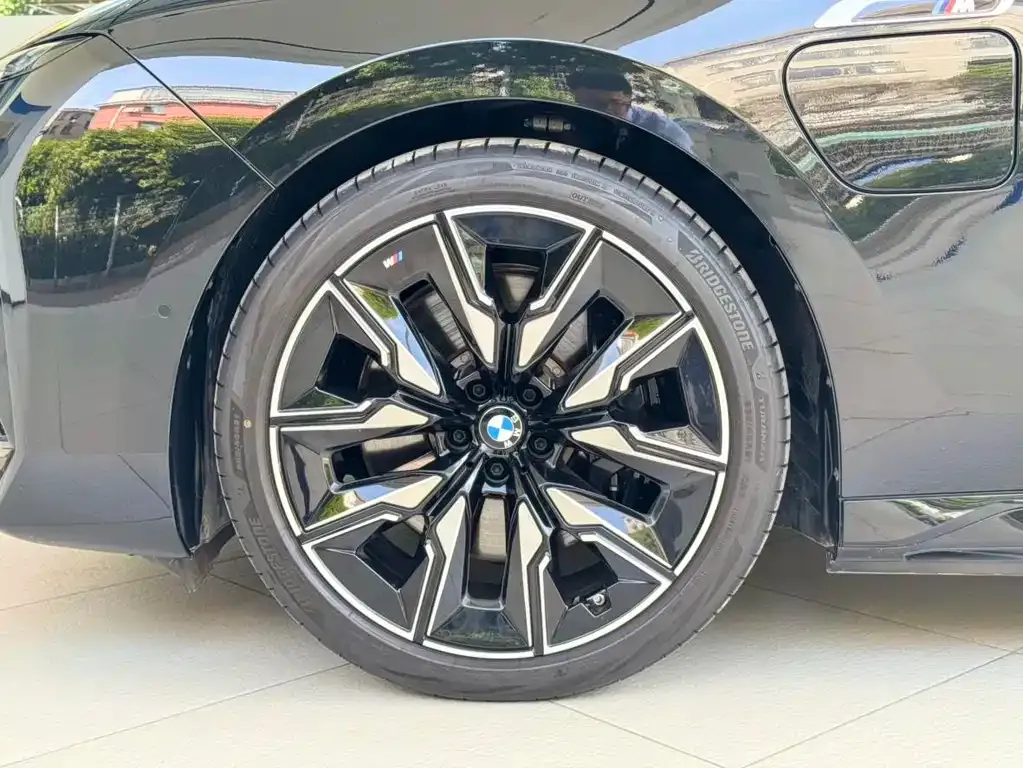 BMW i7 M70L — фото 9