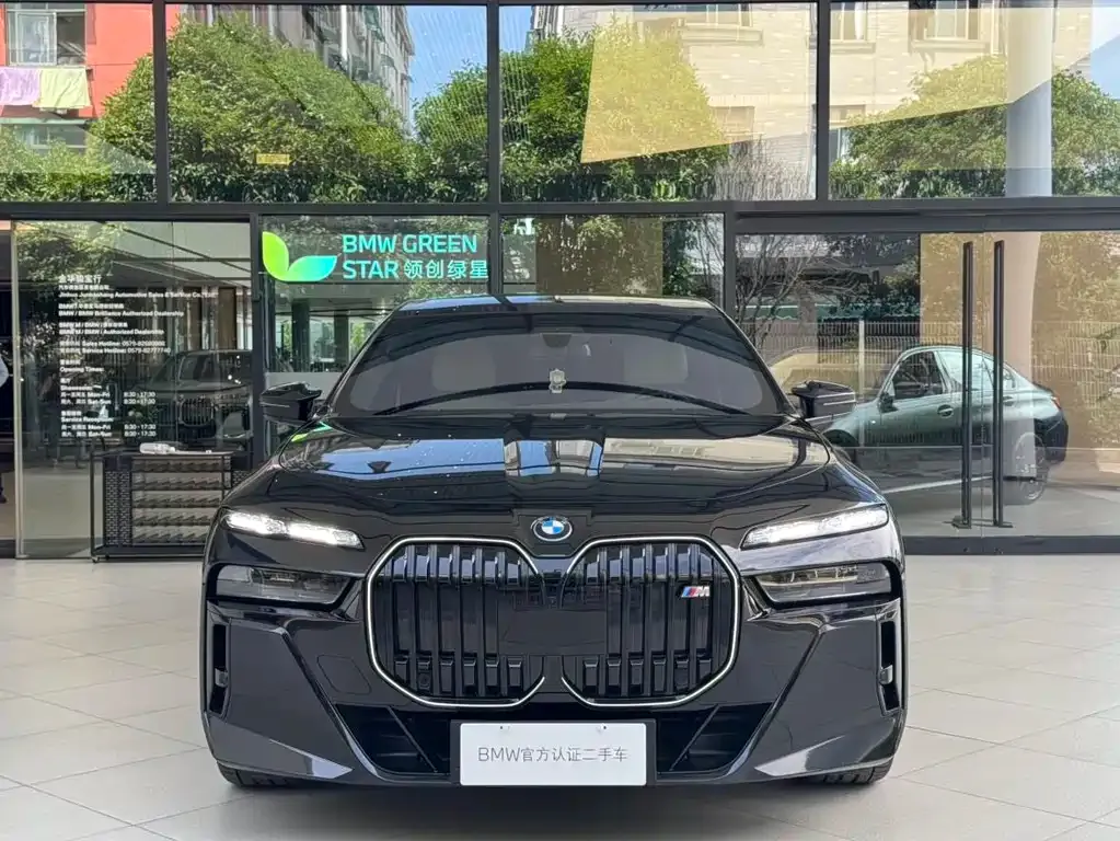 BMW i7 M70L — фото 6