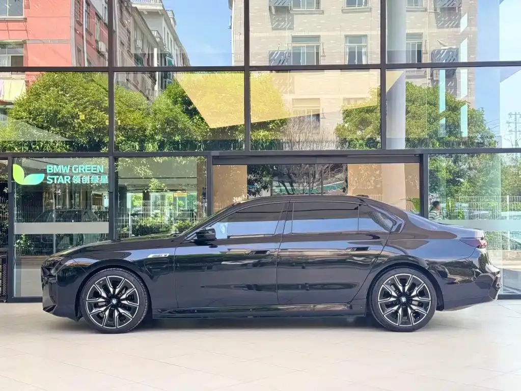 BMW i7 M70L — фото 8