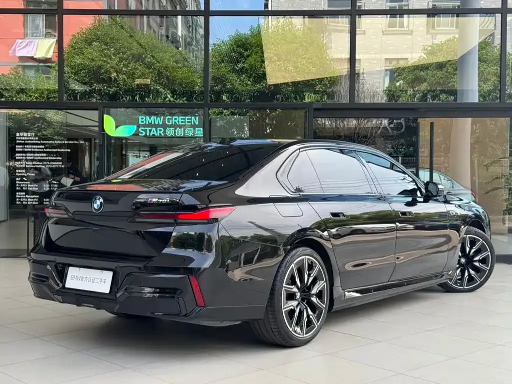 BMW i7 M70L — фото 7