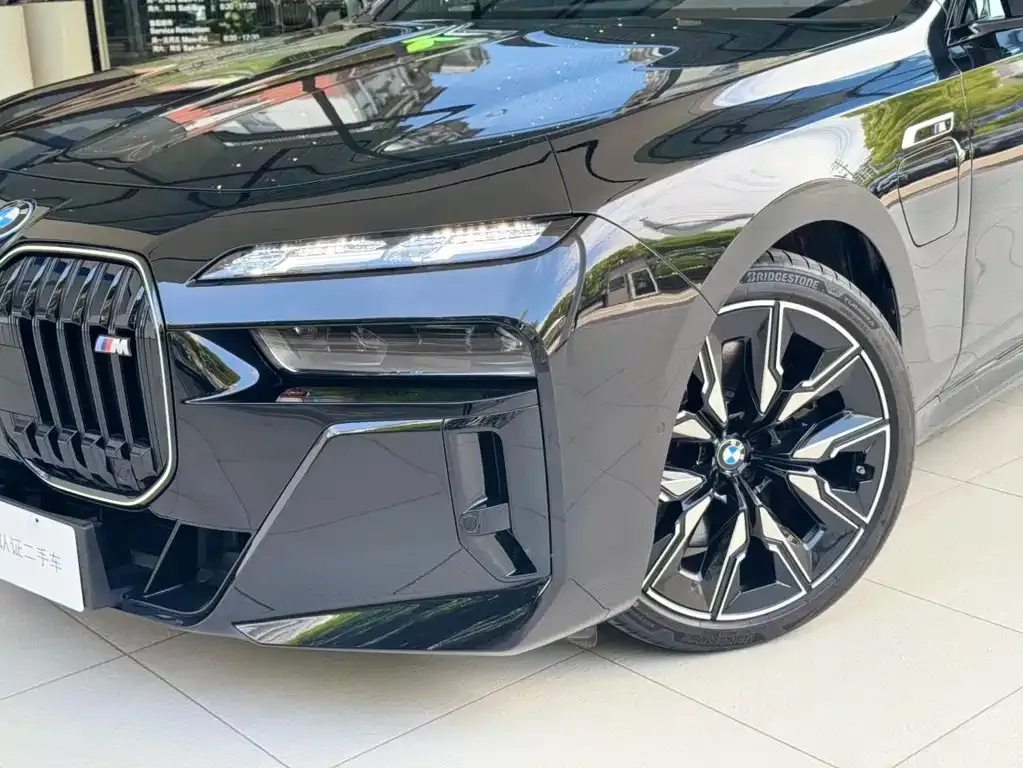 BMW i7 M70L — фото 4