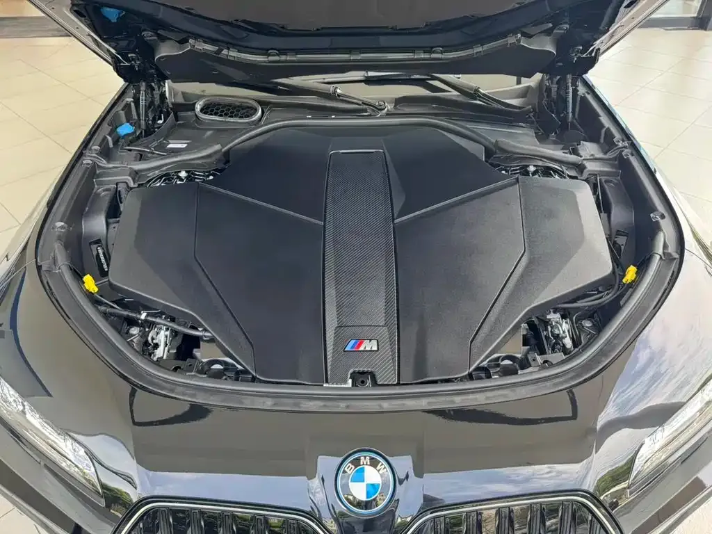 BMW i7 M70L — фото 3