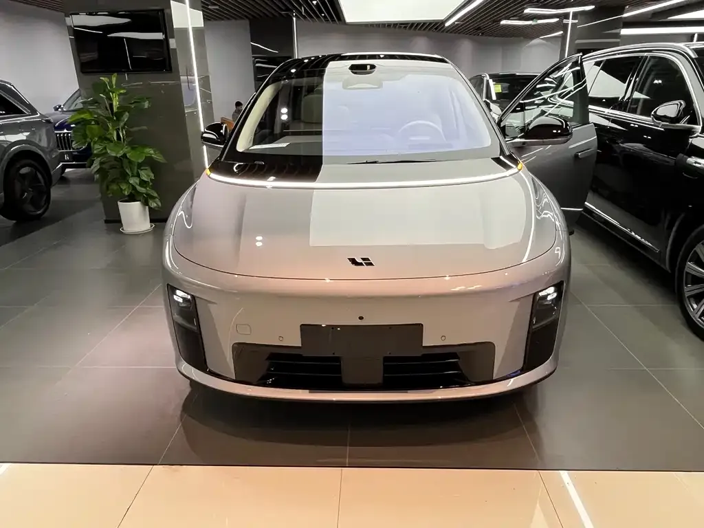 Li Auto i8 — фото 1