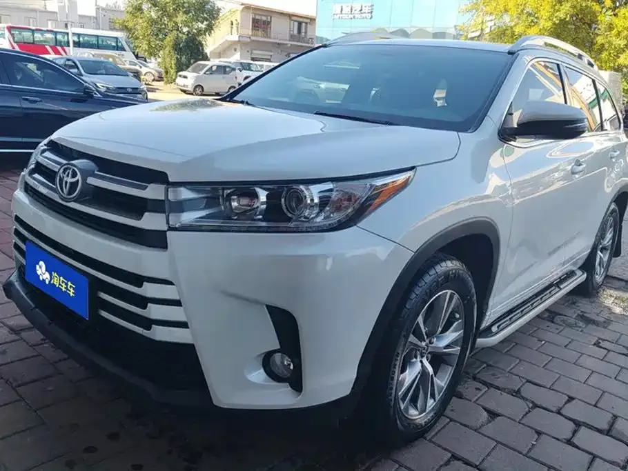 Toyota Highlander — фото 1