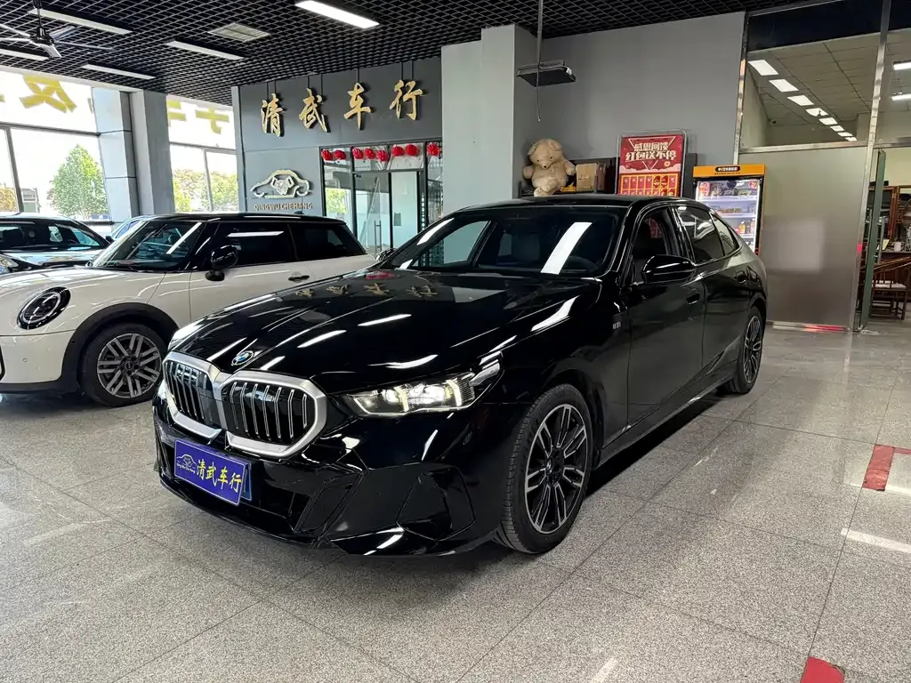 BMW 5 Series — фото 1