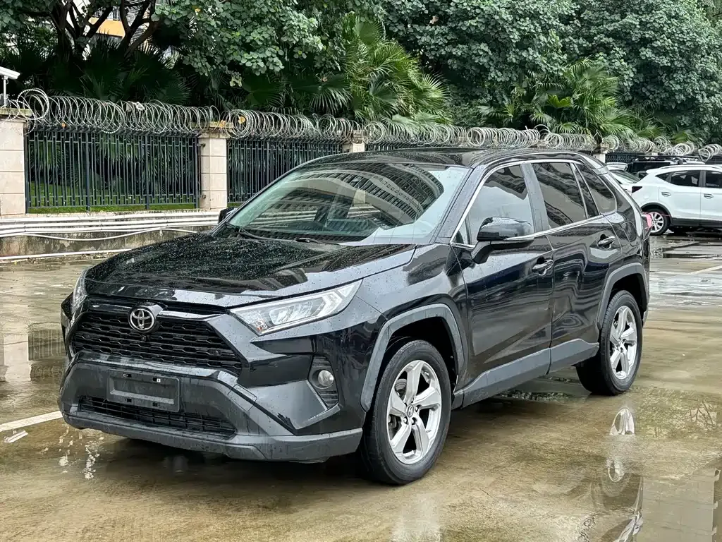 Toyota RAV4 — фото 1