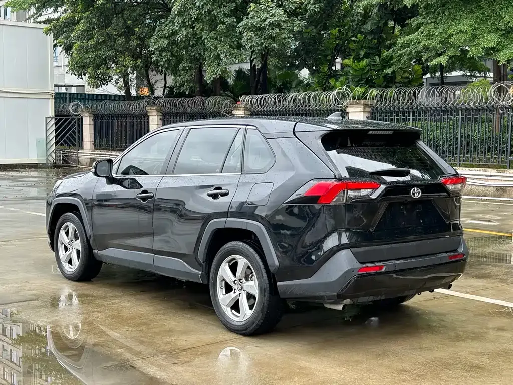 Toyota RAV4 — фото 9