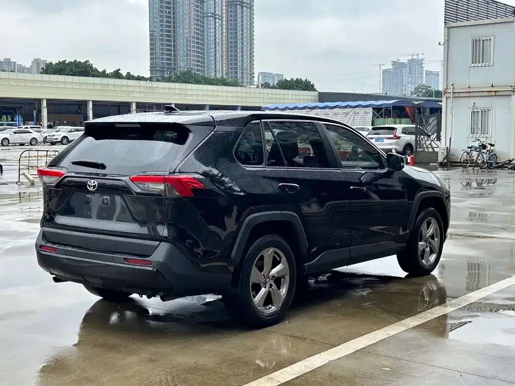 Toyota RAV4 — фото 2